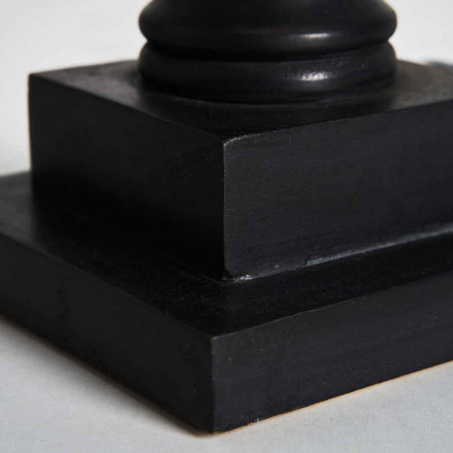 Mangófából faragott, fekete színű asztali lámpa, natúr színű pamut lámpaernyővel