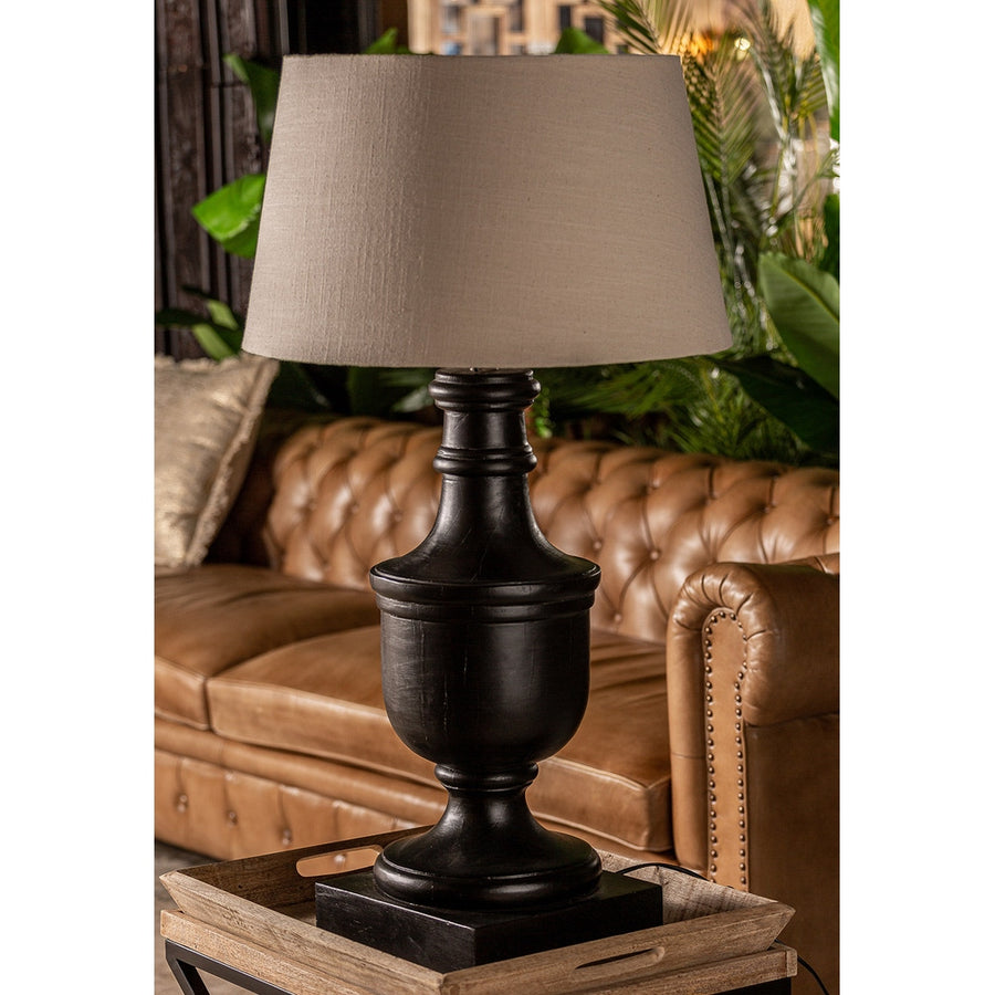 Mangófából faragott, fekete színű asztali lámpa, natúr színű pamut lámpaernyővel