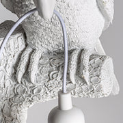 Fehér színű kakadufigurával díszített, 32 cm magas, trópusi stílusú fali lámpa