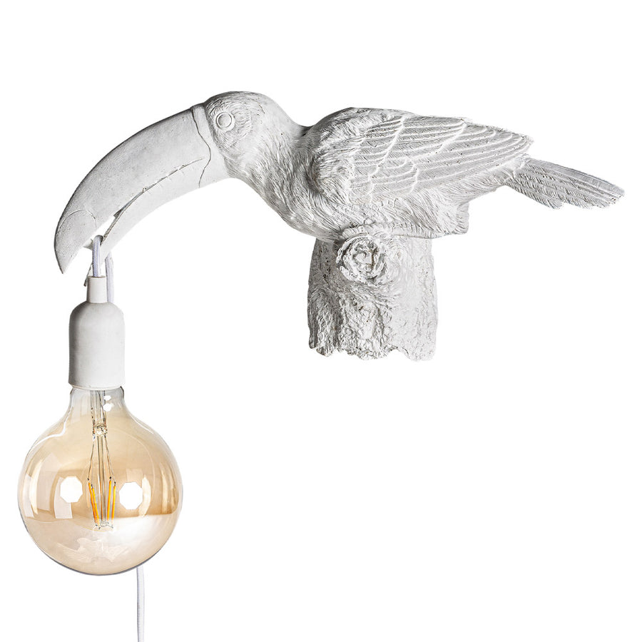 Fehér színű tukánfigurával díszített, trópusi stílusú fali lámpa