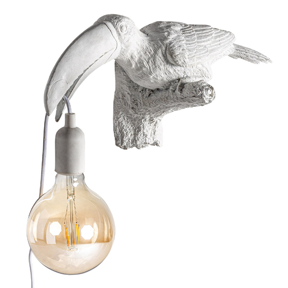 Fehér színű tukánfigurával díszített, trópusi stílusú fali lámpa