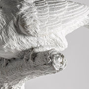 Fehér színű tukánfigurával díszített, trópusi stílusú fali lámpa