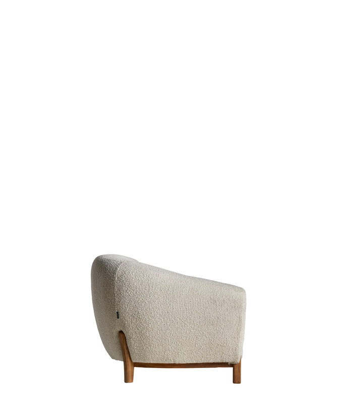 Skandináv stílusú, törfehér színű,pamuttal kárpitozott háromszemélyes kanapé.