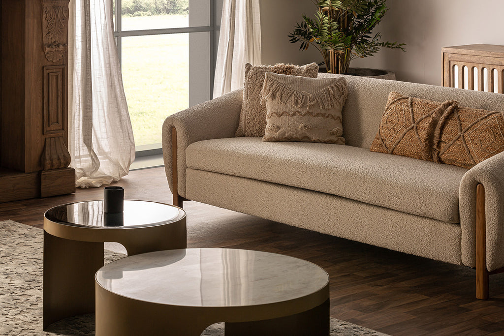 Modern, koloniál stílusú nappaliban álló skandináv stílusú kanapé.