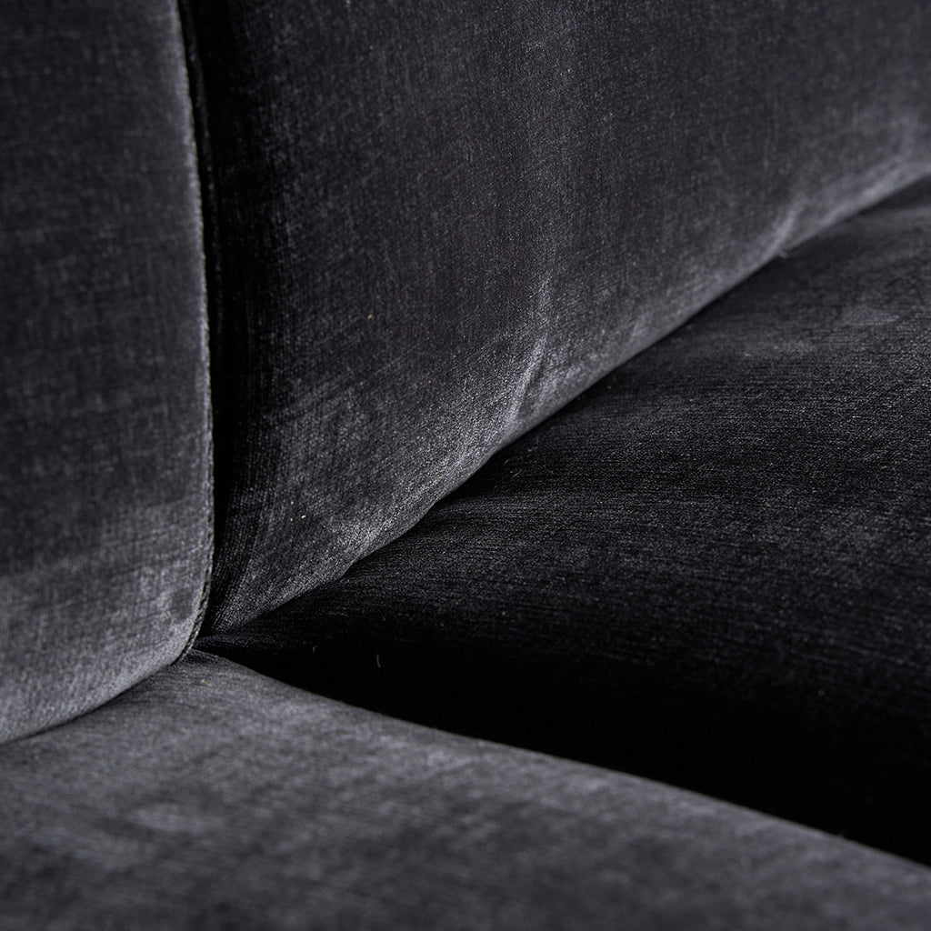 Modern art deco stílusú, fekete színű bársonnyal kárpitozott kanapé.