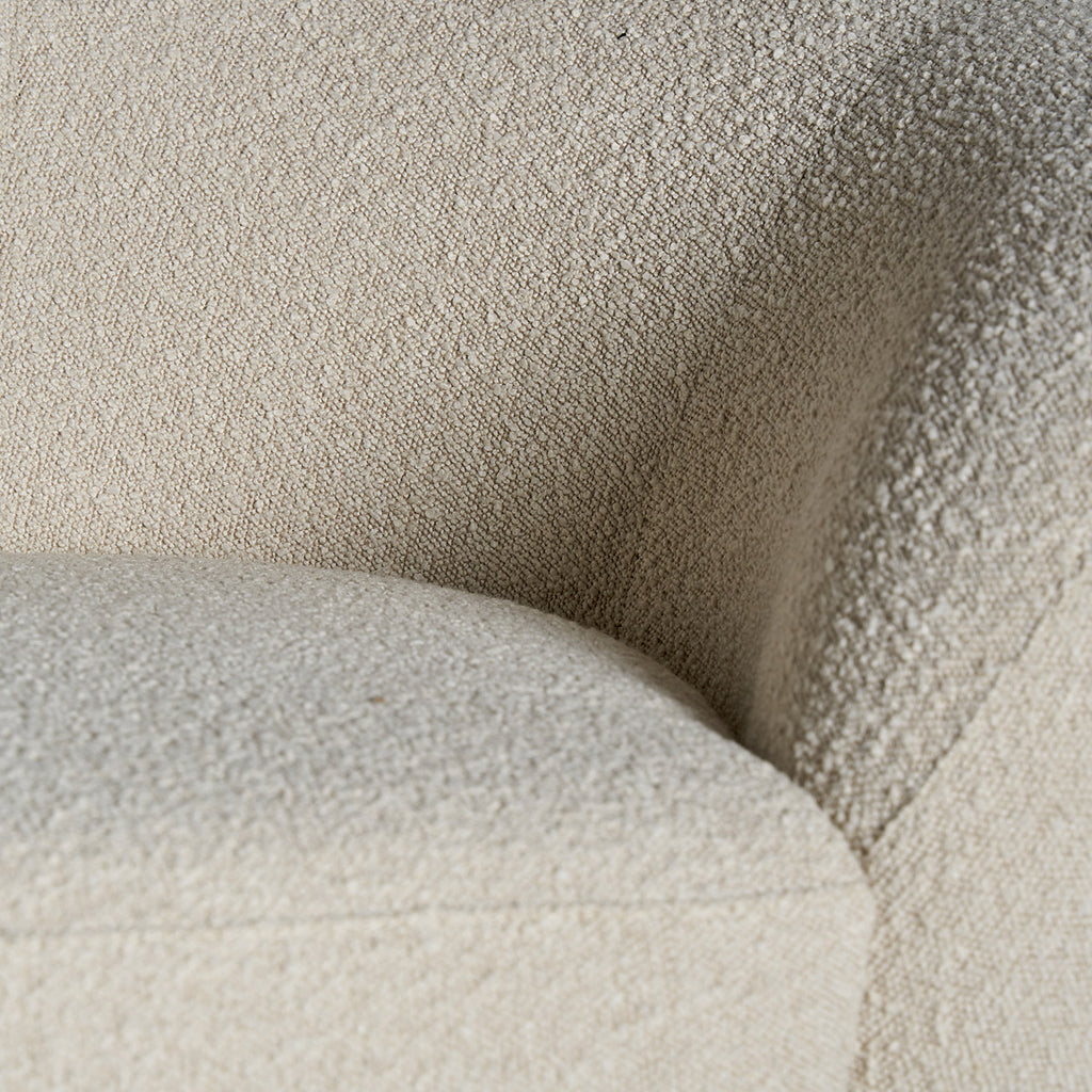 Modern art deco stílusú, törtfehér színű pamuttextillel kárpitozott kanapé.