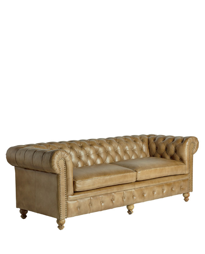 Vintage stílusú, fenyőfa szerkezetű, barna színű bőrrel kárpitozott Chesterfield kanapé.