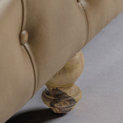 Vintage stílusú, fenyőfa szerkezetű, barna színű bőrrel kárpitozott Chesterfield kanapé.