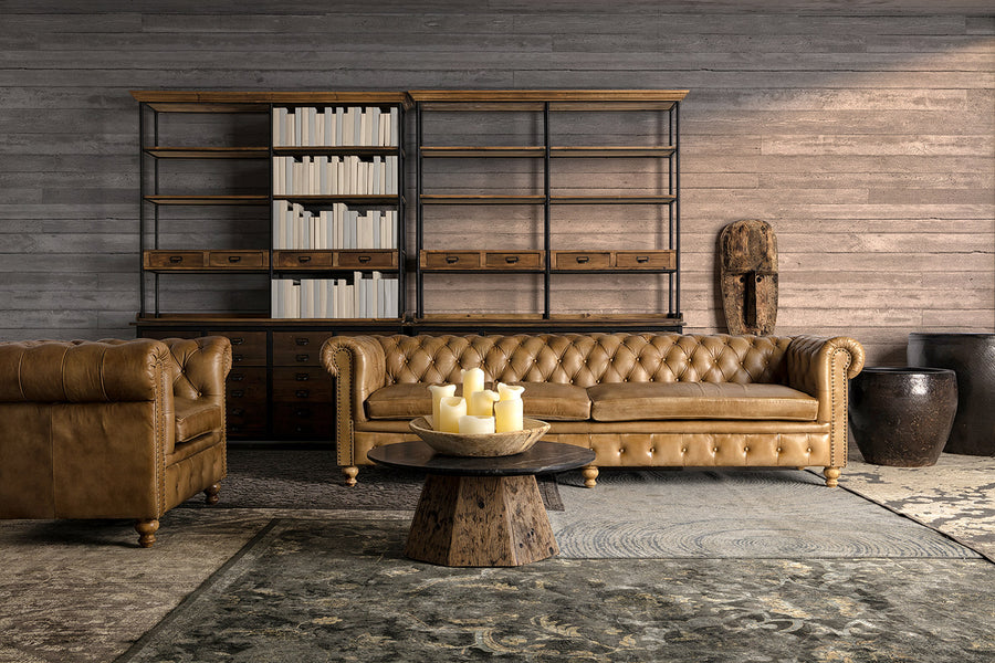 Vintage stílusú, fenyőfa szerkezetű, barna színű bőrrel kárpitozott Chesterfield kanapé.