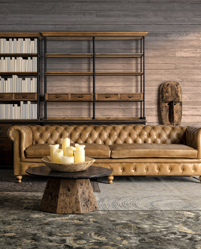 Vintage stílusú, fenyőfa szerkezetű, barna színű bőrrel kárpitozott Chesterfield kanapé.