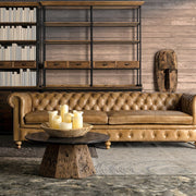 Vintage stílusú, fenyőfa szerkezetű, barna színű bőrrel kárpitozott Chesterfield kanapé.