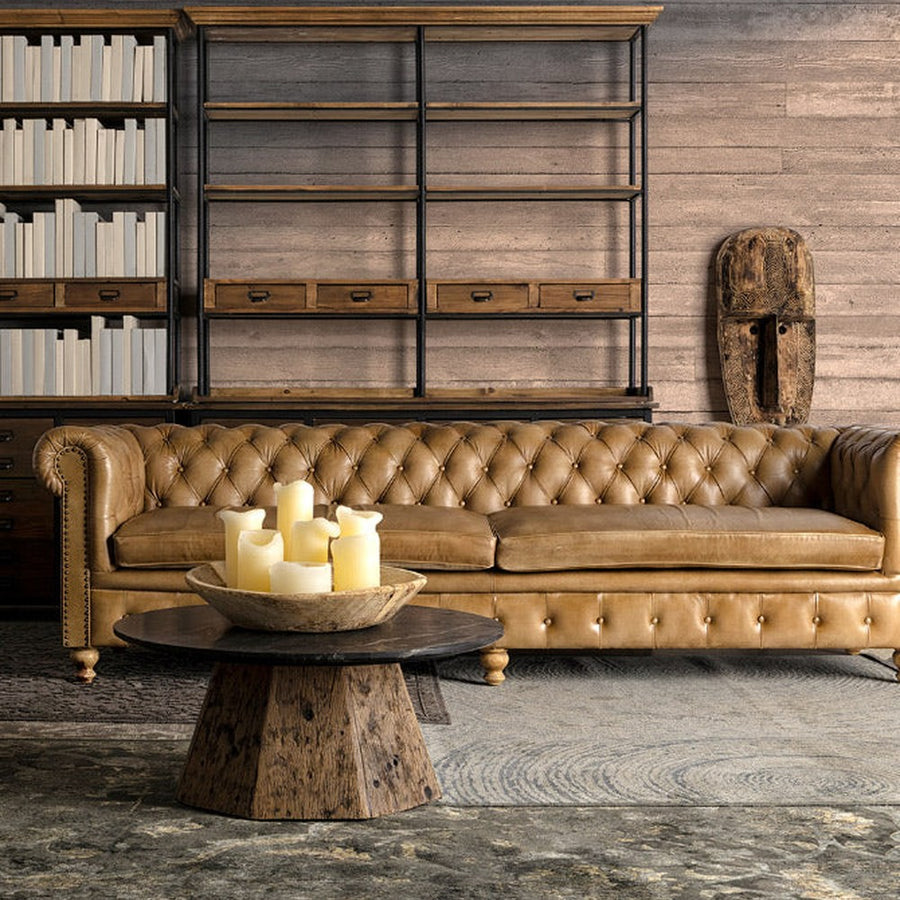 Vintage stílusú, fenyőfa szerkezetű, barna színű bőrrel kárpitozott Chesterfield kanapé.