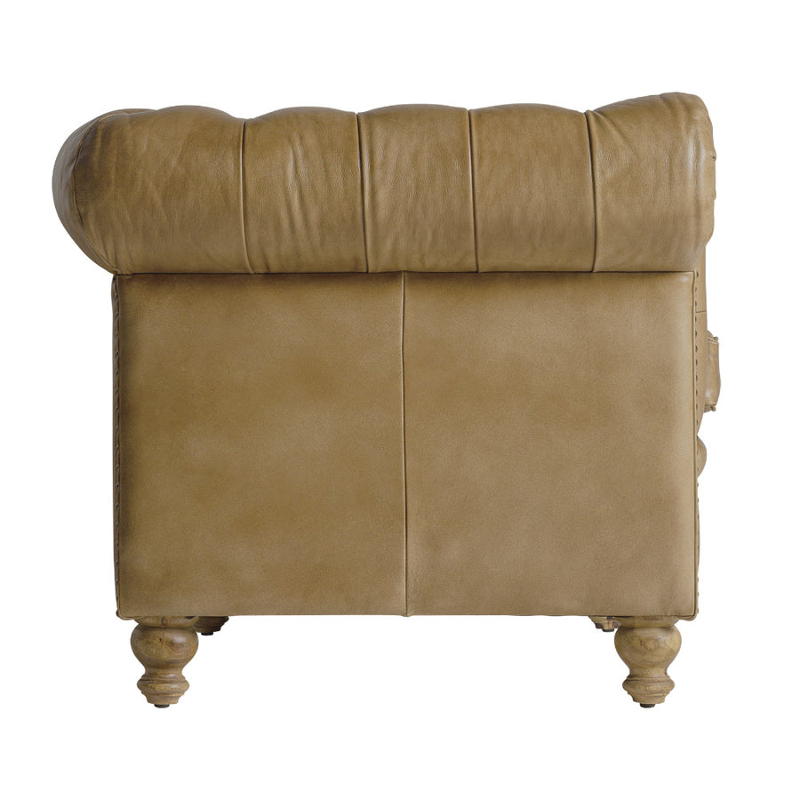 Vintage stílusú, fenyőfa szerkezetű, barna színű bőrrel kárpitozott Chesterfield kanapé.