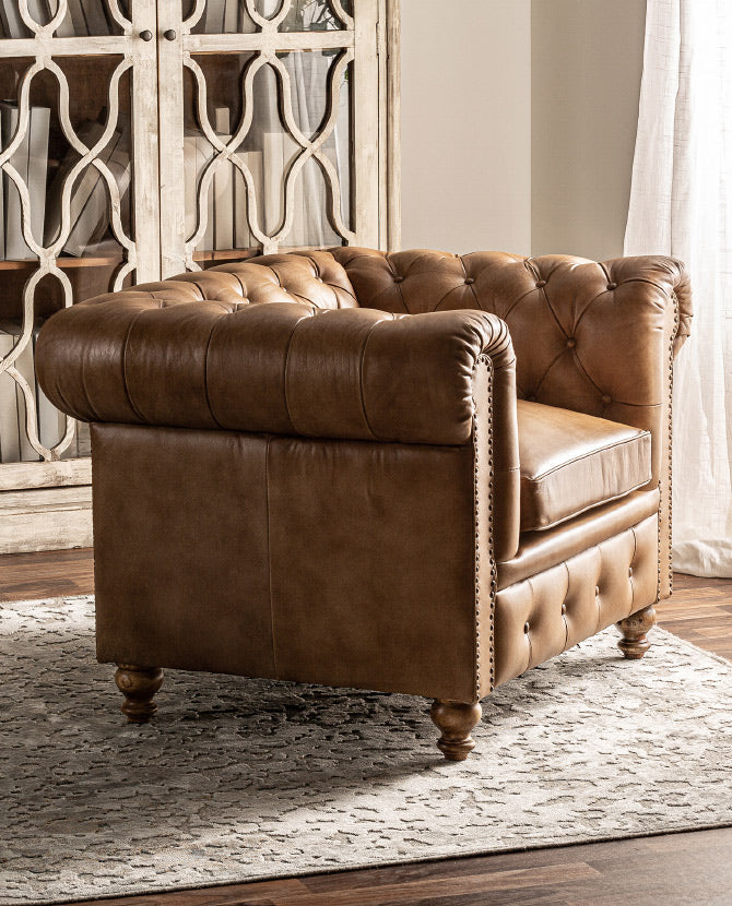 Vintage stílusú, akácfából faragott, barna színű bőrrel kárpitozott Chesterfield fotel.