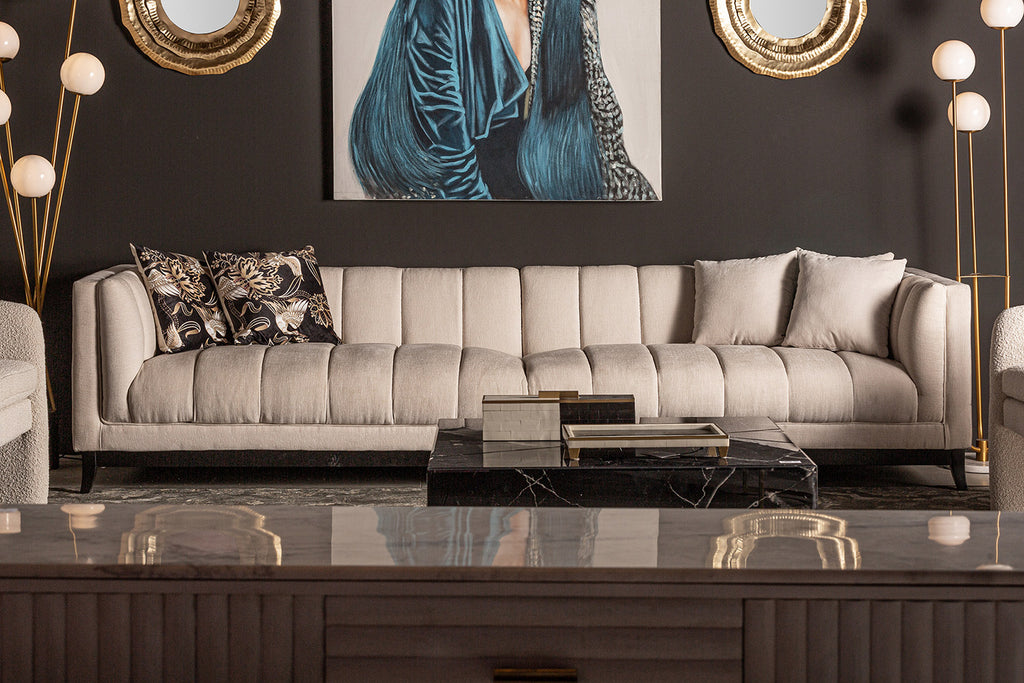 Csokoládébarna színű, art deko stílusú nappaliban álló törtfehér színű kanapé.