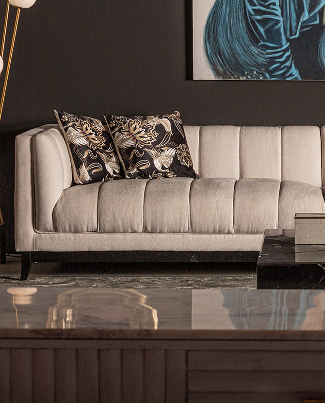 Csokoládébarna színű, art deco stílusú nappaliban álló törtfehér színű kanapé.