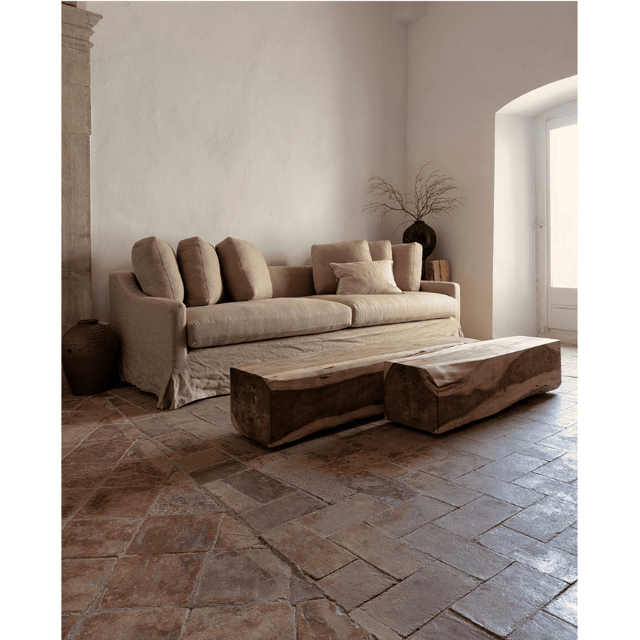 Törzsi stílusú, rusztikus megjelenésű, tömör suarfatörzsből készült dohányzóasztal