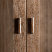 Koloniál stílusú, natúr, újrahasznosított vasúti talpfából készült vitrines könyvszekrény, tálalószekrény