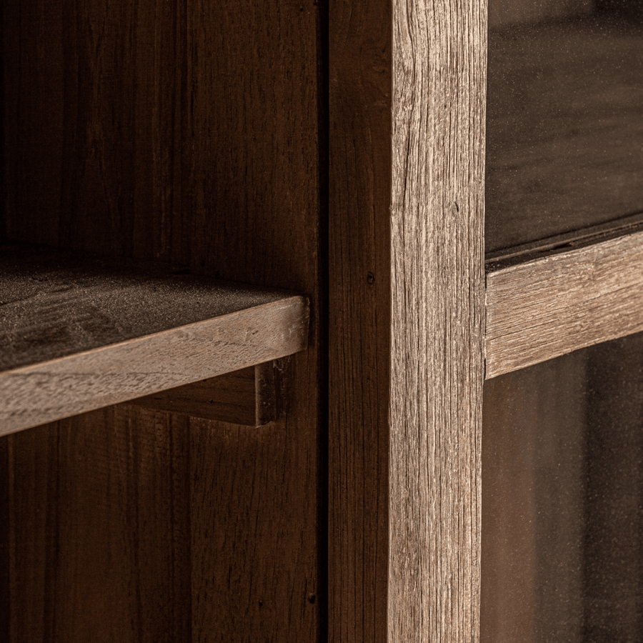 Koloniál stílusú, natúr, újrahasznosított vasúti talpfából készült vitrines könyvszekrény, tálalószekrény