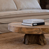 Nysted teakfa dohányzóasztal enteriőrben – natúr színű, törzsi ihletésű kortárs stílus