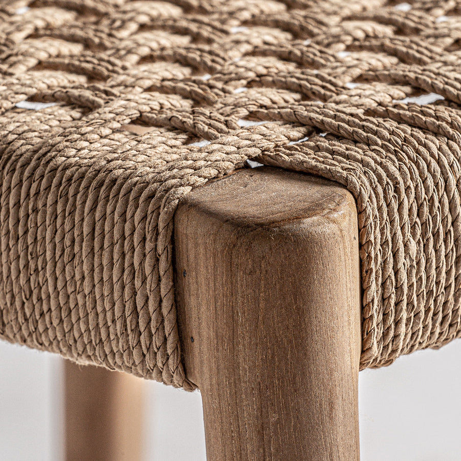 Koloniál stílusú, natúr színű, teakfa étkezőszék kötélből szőtt ülőfelülettel.