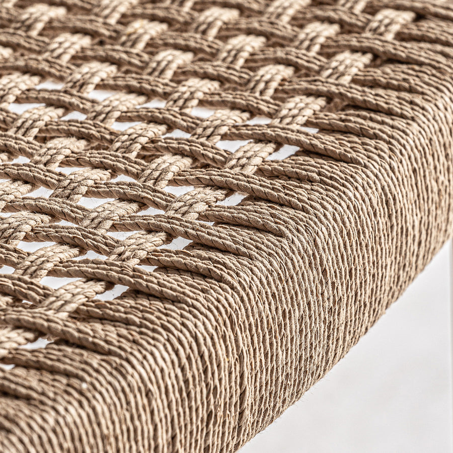 Koloniál stílusú, natúr színű, teakfa étkezőszék kötélből szőtt ülőfelülettel.