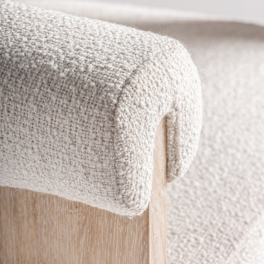 Kortárs stílusú, natúr színű, tölgyfa karosszék buklé hatású szövettel.