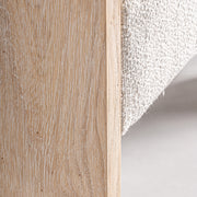 Kortárs stílusú, natúr színű, tölgyfa karosszék buklé hatású szövettel.