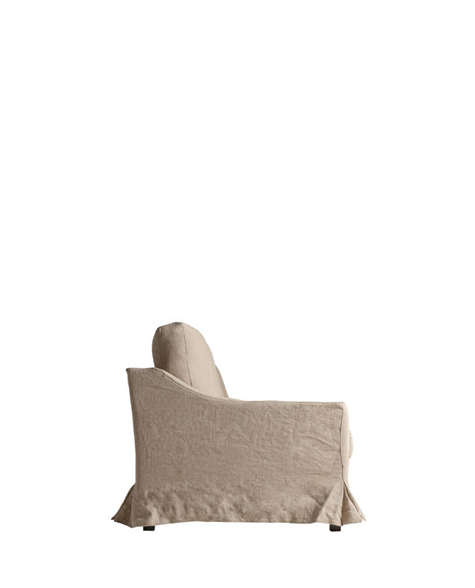 Bézs színű lenvászon kárpitozású, kényelmes párnákkal ellátott kortárs kanapé.