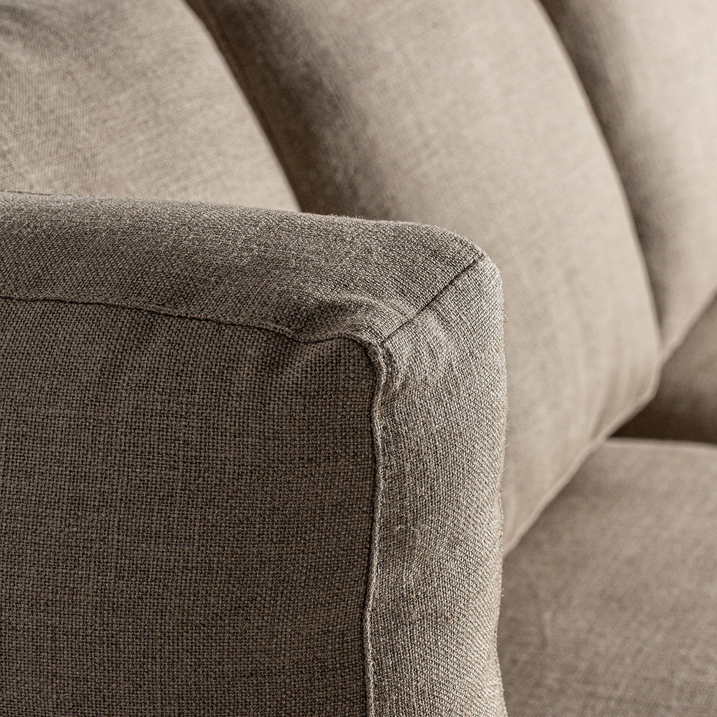 Részletfotó a bézs színű, kortárs stílusú kanapé karfájáról.