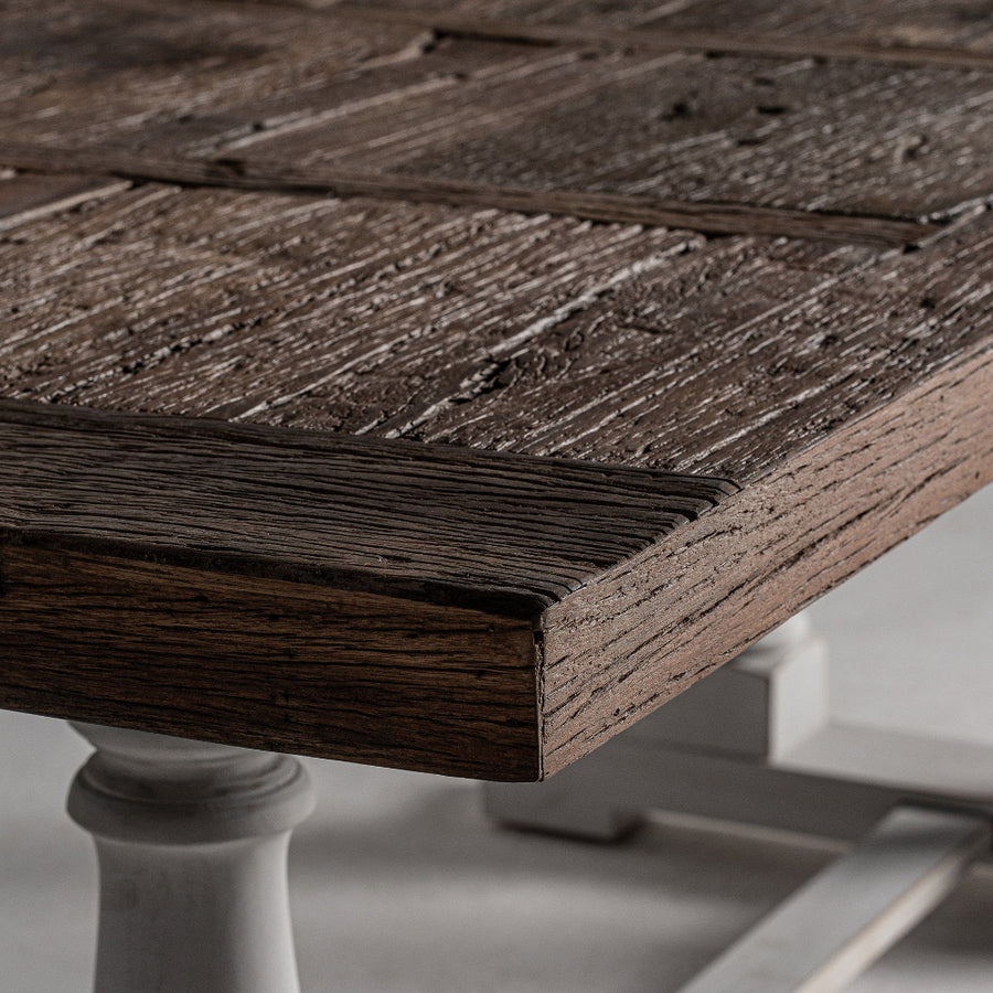 Nagyméretű, provanszi stílusú, szilfából és mangófából készült étkezőasztal.