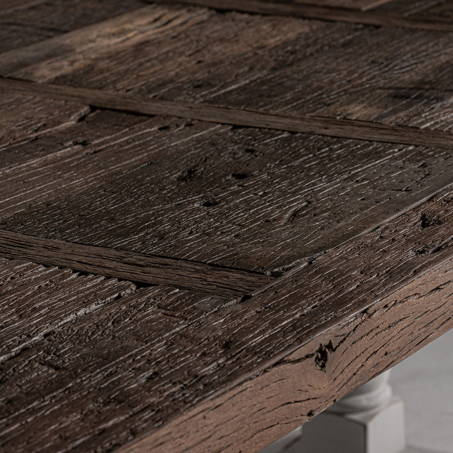 Nagyméretű, provanszi stílusú, szilfából és mangófából készült étkezőasztal.