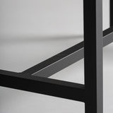 Fém lábazat részletfotó – porfestett fekete felület és szerkezeti csatlakozás