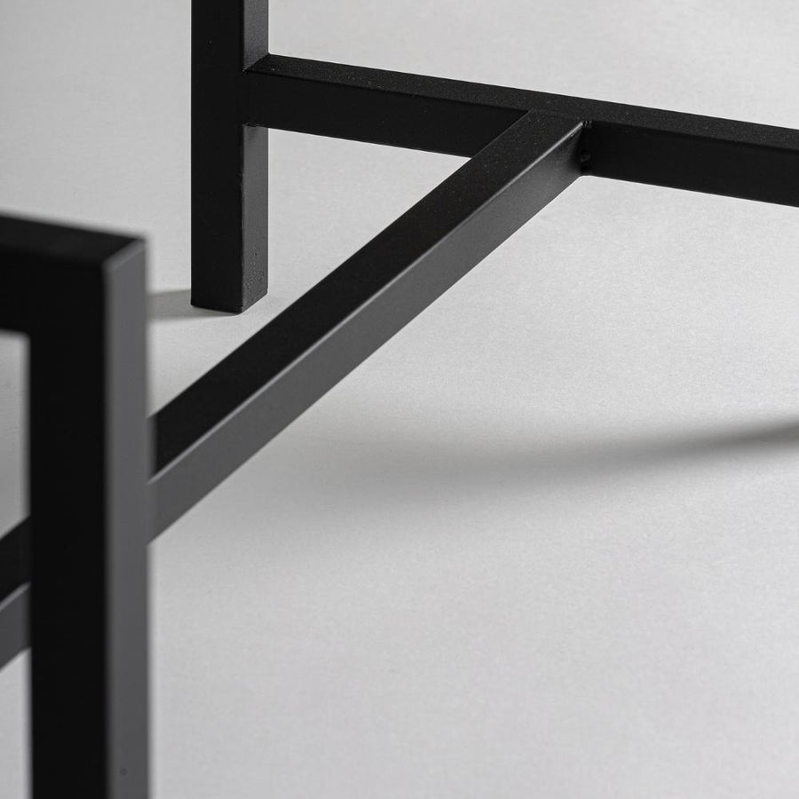 Vasból készült lábazat merevítő eleme – ipari kialakítás részlete