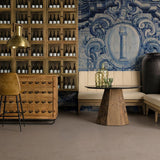 Bern kollekció vitrinszekrénye lábazattal – vendéglátói környezetben, loft stílus