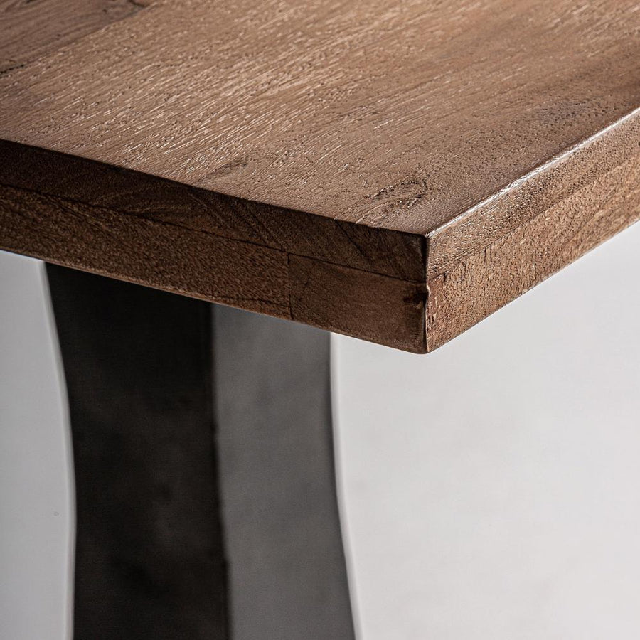 Mangófa asztallap sarokrészlete – világosbarna pácolt felület, természetes faerezet