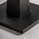 Antikolt fekete fém oszlopláb és talapzat – bisztróasztal lábszerkezetének részlete