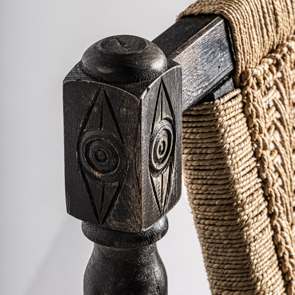 Kortárs stílusú, újrahasznosított fenyőfából készült, antikolt fekete színű karosszék