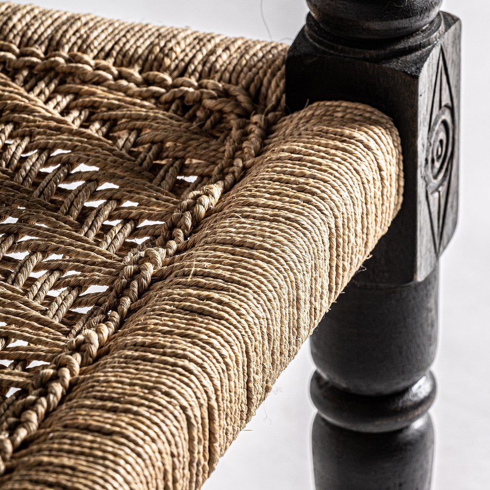 Kortárs stílusú, újrahasznosított fenyőfából készült, antikolt fekete színű karosszék