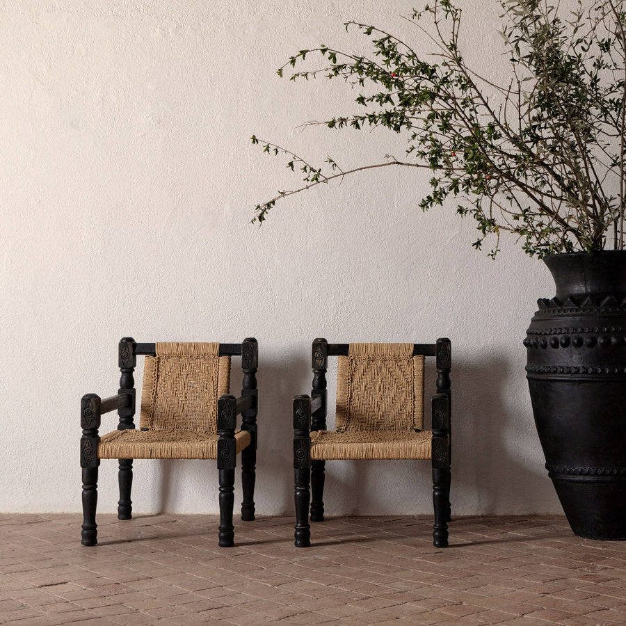 Kortárs stílusú, újrahasznosított fenyőfából készült, antikolt fekete színű karosszék