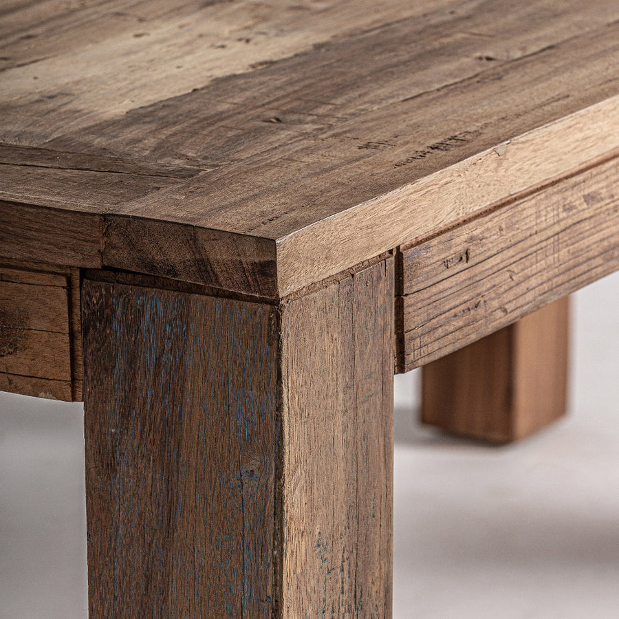 Kortárs stílusú, újrahasznosított fenyőfából készült, natúr színű étkezőasztal