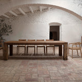 Backlyn étkezőasztal enteriőrben – tágas, mediterrán hangulatú térben