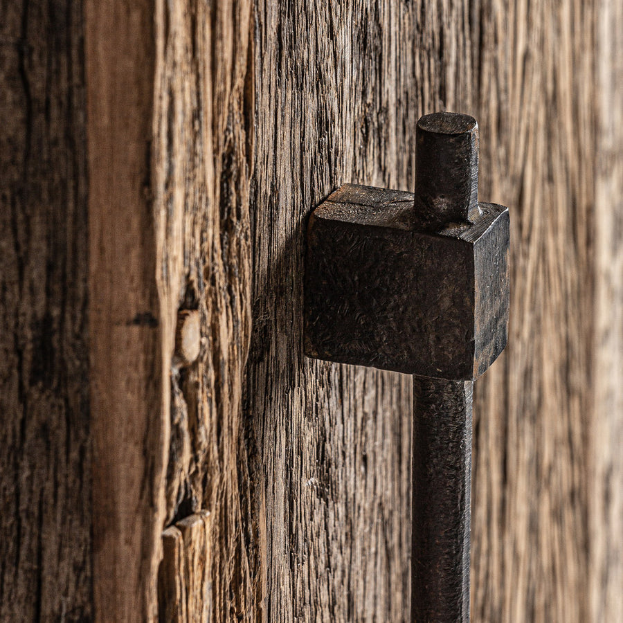 Kortárs stílusú, natúr színű, újrahasznosított fenyőfából készült gardróbszekrény.