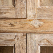 Kortárs stílusú, natúr színű, újrahasznosított fenyőfából készült vitrines szekrény