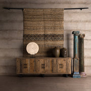 Kortárs stílusú, natúr színű, újrahasznosított fenyőfából készült tálaló.