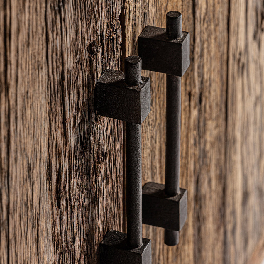 Kortárs stílusú, natúr színű, újrahasznosított fenyőfából készült tálaló.