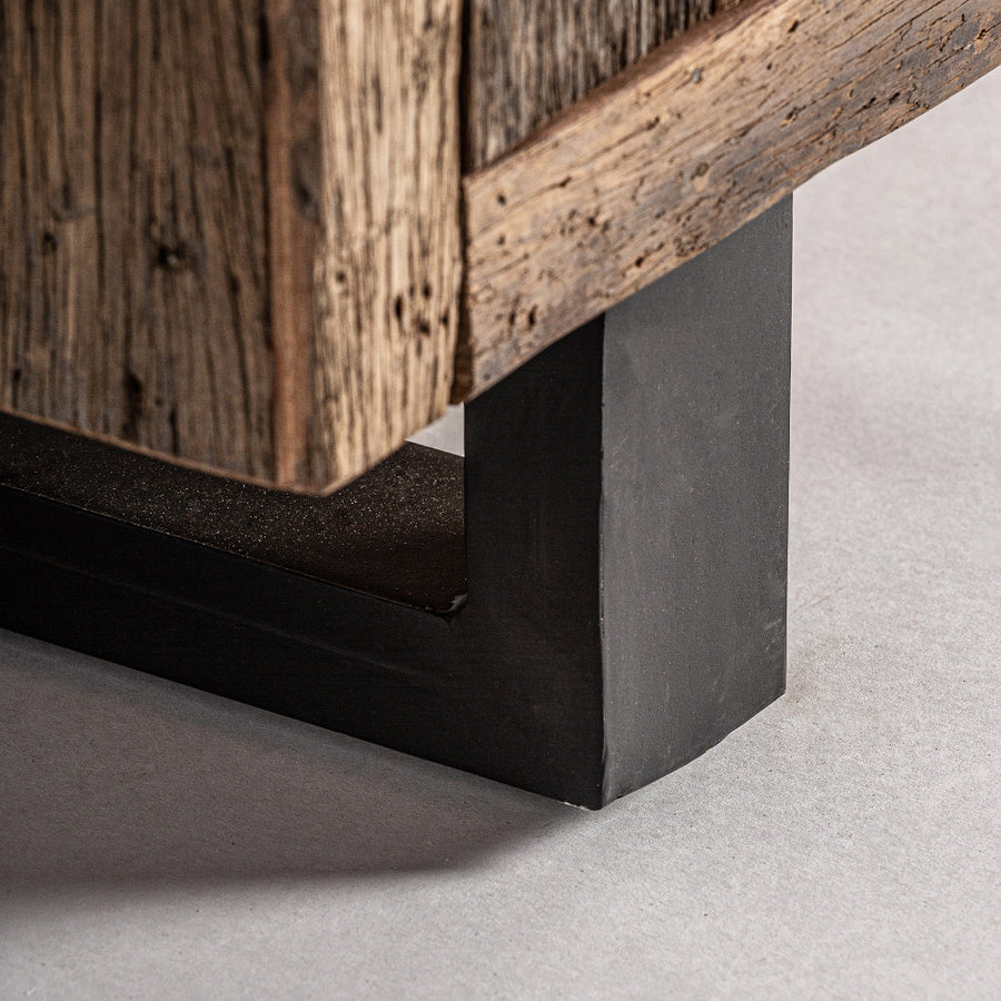 Kortárs stílusú, natúr színű, újrahasznosított fenyőfából készült tálaló.