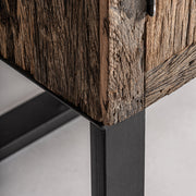 Kortárs stílusú, natúr színű, újrahasznosított fenyőfából készült gardróbszekrény.