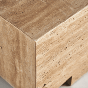 Kotárs stílusú, bézs színű márványból készült dohányzóasztal.