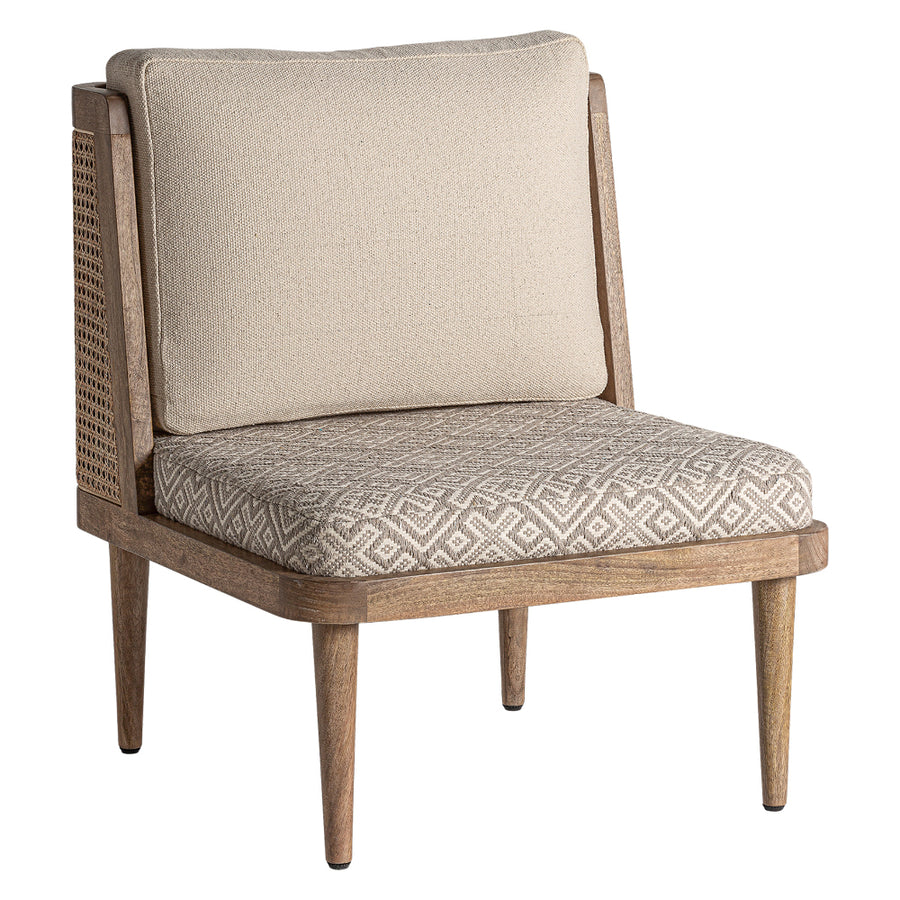 Koloniál stílusú, natúr színű, nyírfából készült fotel rattanból szőtt háttámlával